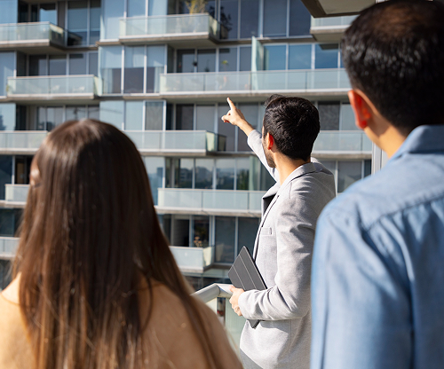 Immobilienmakler beraten Kunden